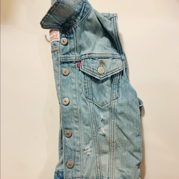 Levi’s sleeveless denim distressed jacket - Picture 5 of 6